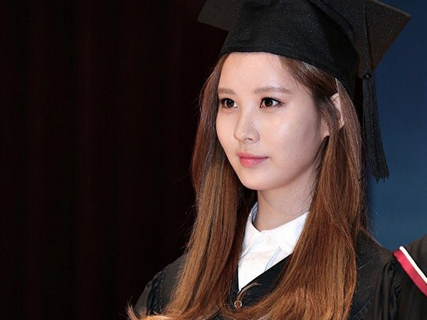 Harumkan Nama Kampus, Seohyun SNSD Terima Penghargaan di Hari Kelulusannya